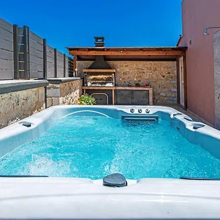 Anthi, A Modern With Salted Water Pool,hot Tub & Bbq! Vilă