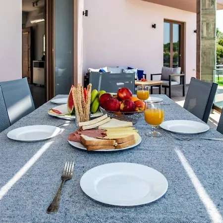 Vilă Anthi, A Modern With Salted Water Pool,hot Tub & Bbq! Rethymnon